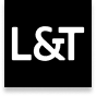 &T Logo – weißes Markenzeichen des Mode- und Sporthauses L&T auf schwarzem Hintergrund