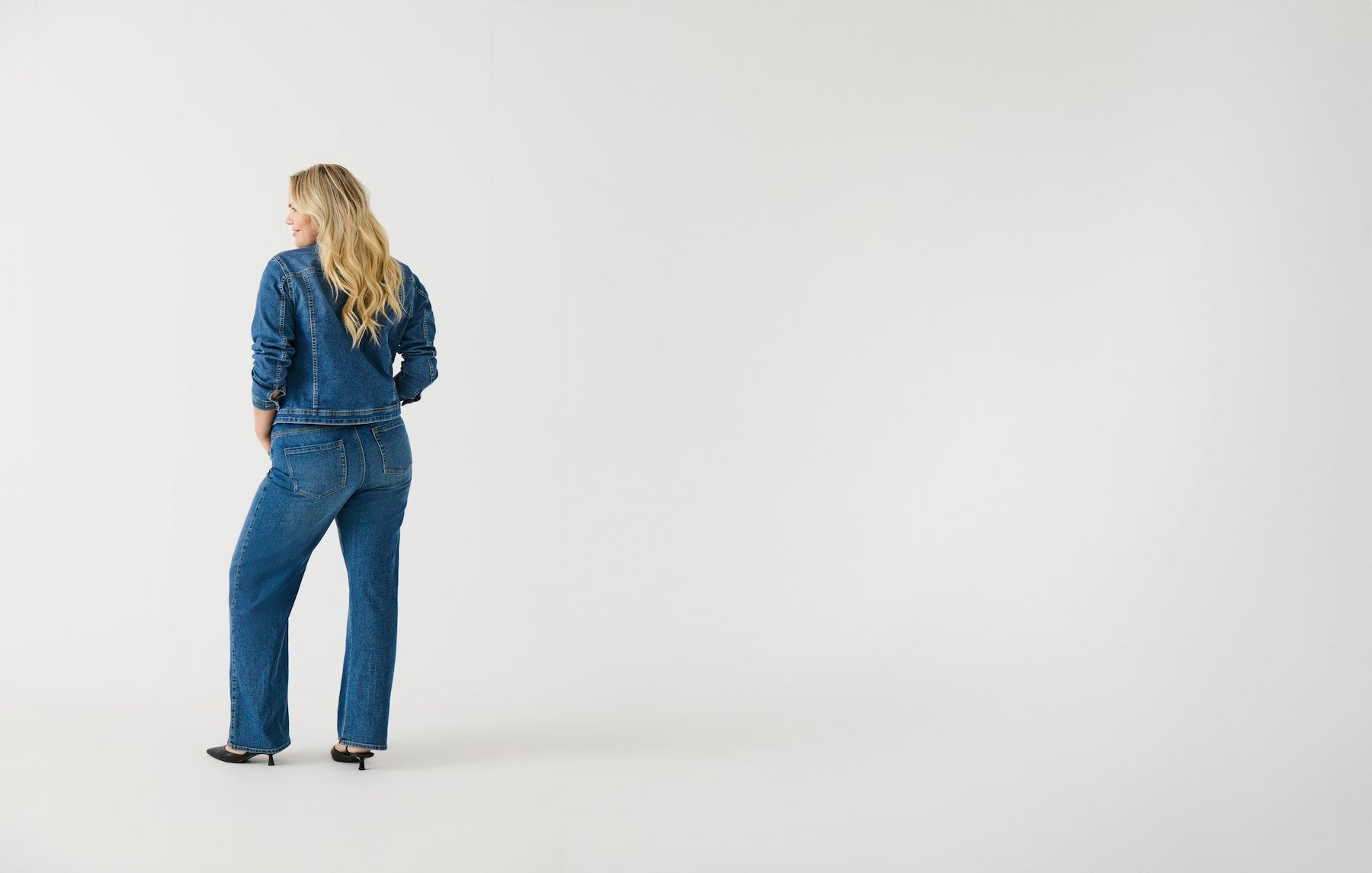 ONLY-CARMAKO_spring_summer_2025_large_241105_15343470_CARSNOW_HW_WIDE_DNM_JEANS_PIM_MBD_NOOS_073_EXT.jpg