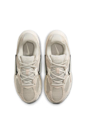Sneaker NIKE V5 RNR - 100-LT OREWOOD BRN/PALE IVORY- - Beige