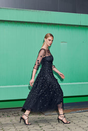 Mesh-Kleid ausgestellt mit Blumen-Stickerei - 800 Schwarz - Schwarz