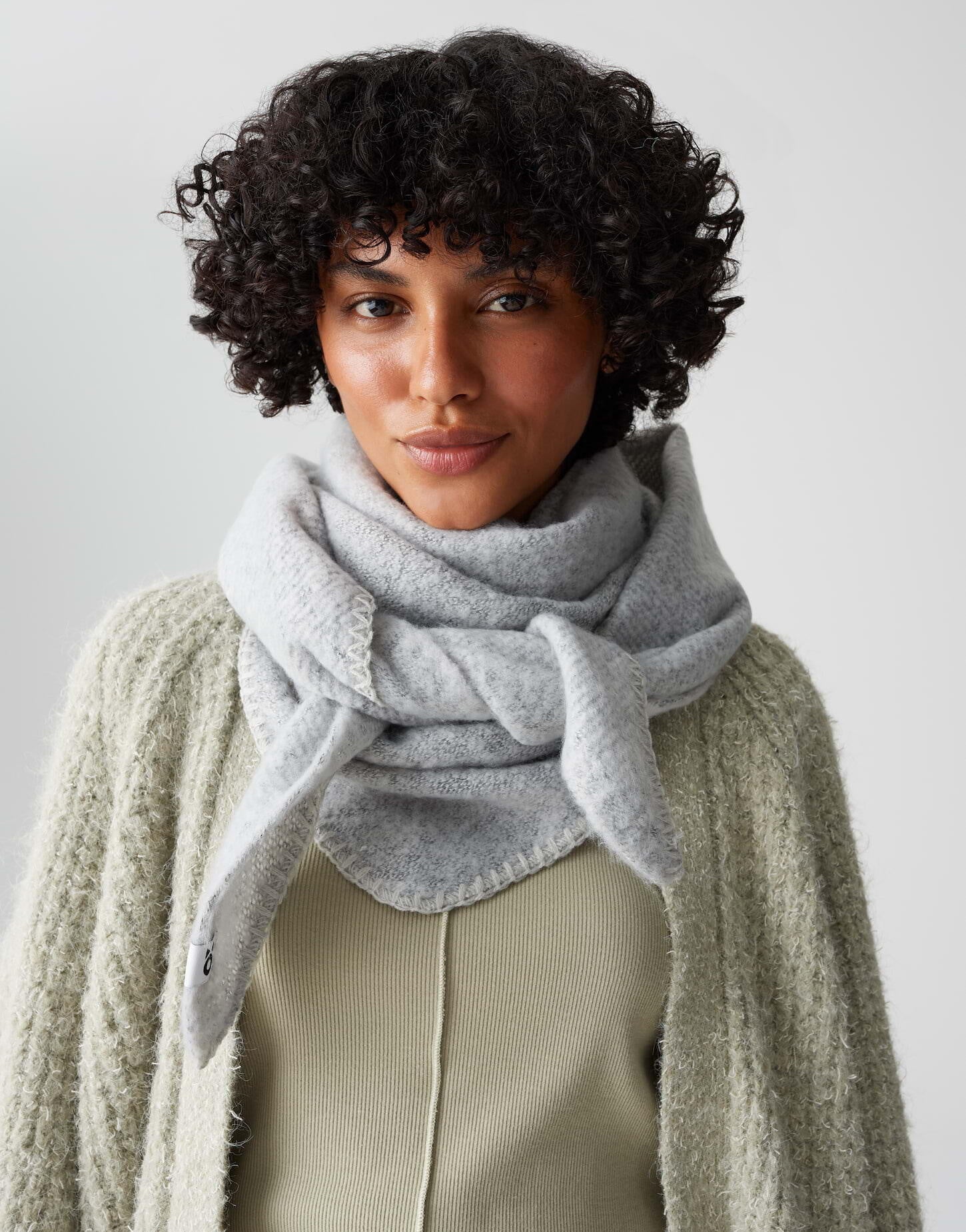 Dreieckstuch  AMADSI aus Bouclé Strick - 8056-hazy fog melange - Grau