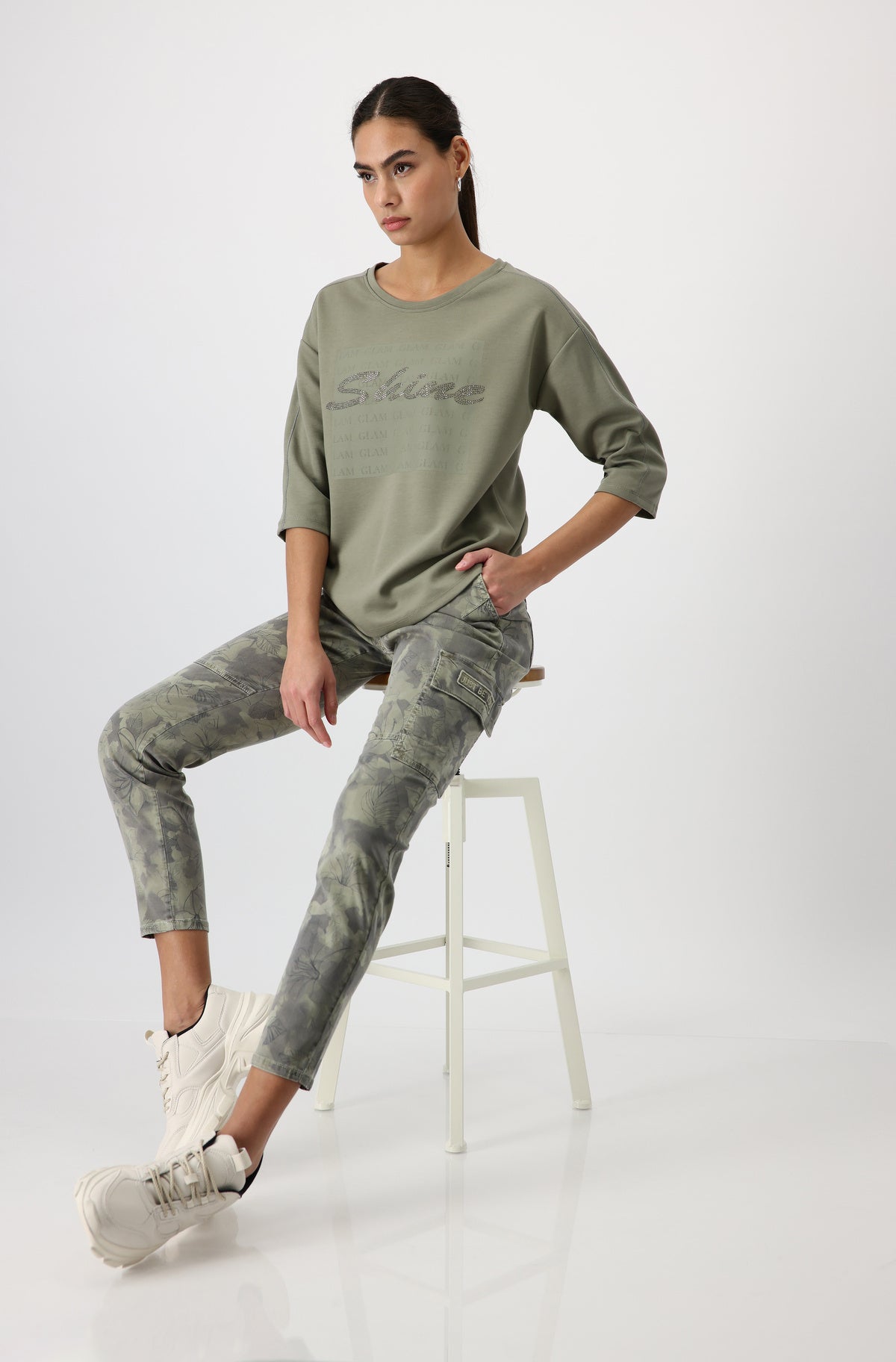 Sweatshirt mit Strass-Schriftzug - 640 sage - Khaki