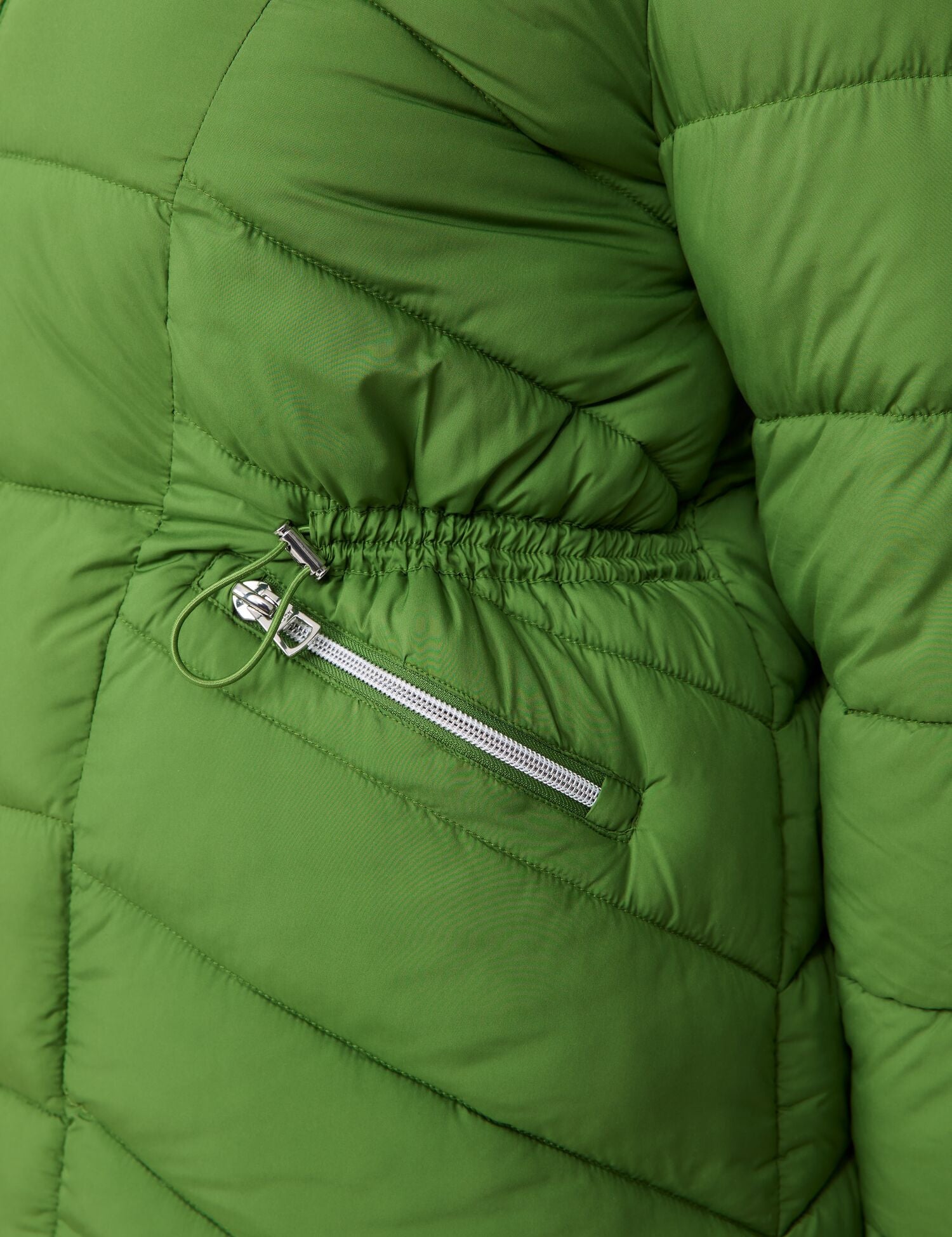 Taillierte Winterjacke mit Tunnelzug - 05700 TREETOP GREEN - Grün