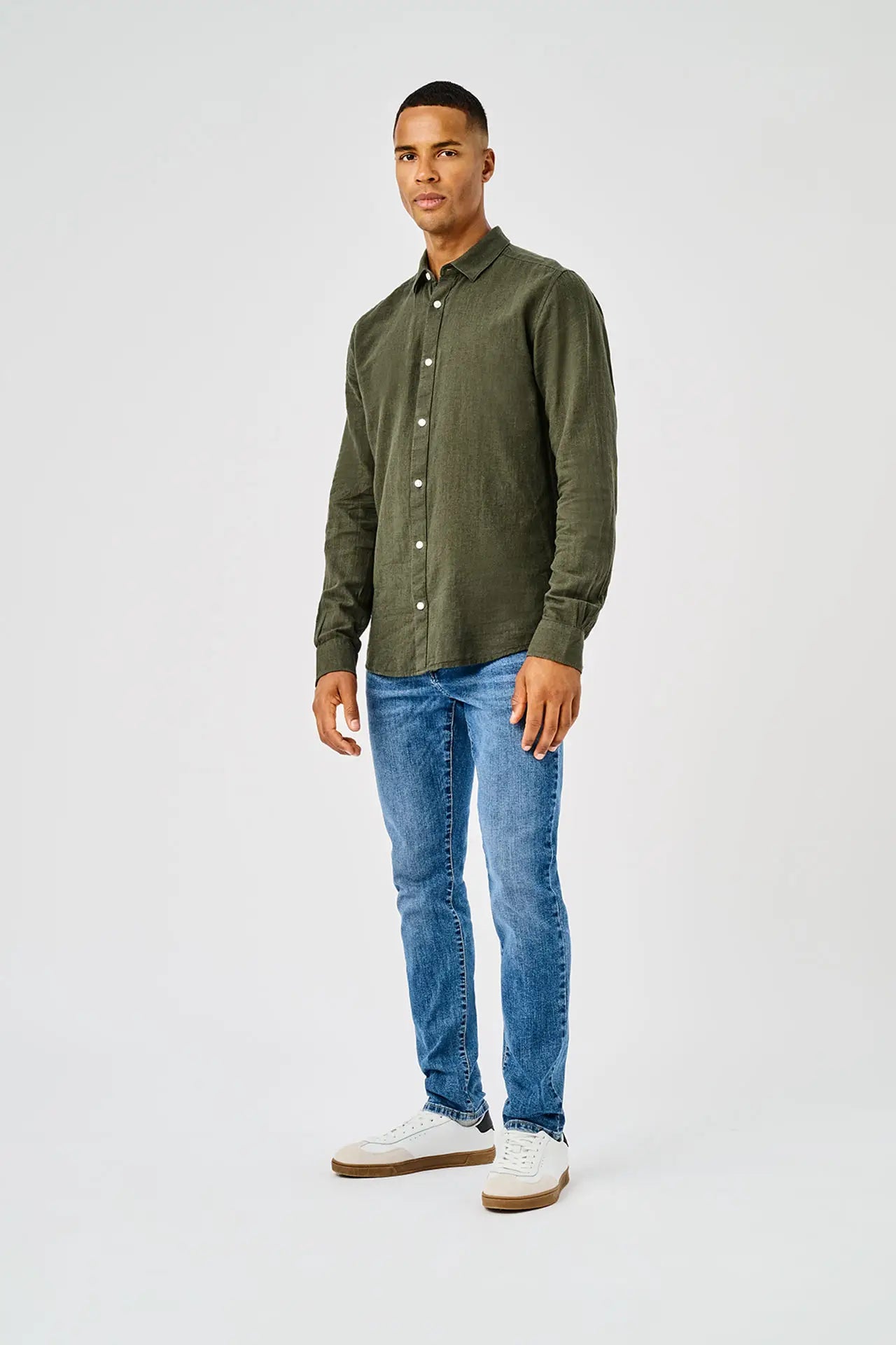 Khaki-Denim-Herren.webp